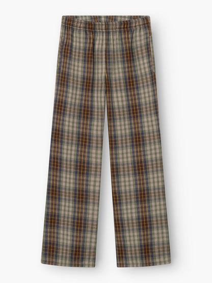 Die Hose „Karoline Check“ ist eine Hose mit geradem Bein und elastischem Bund, die sich durch ein Karomuster in Grün-, Blau- und Brauntönen auszeichnet. Das weiche Material sorgt für Tragekomfort, sodass sie sich ideal für den Freizeitlook eignet.