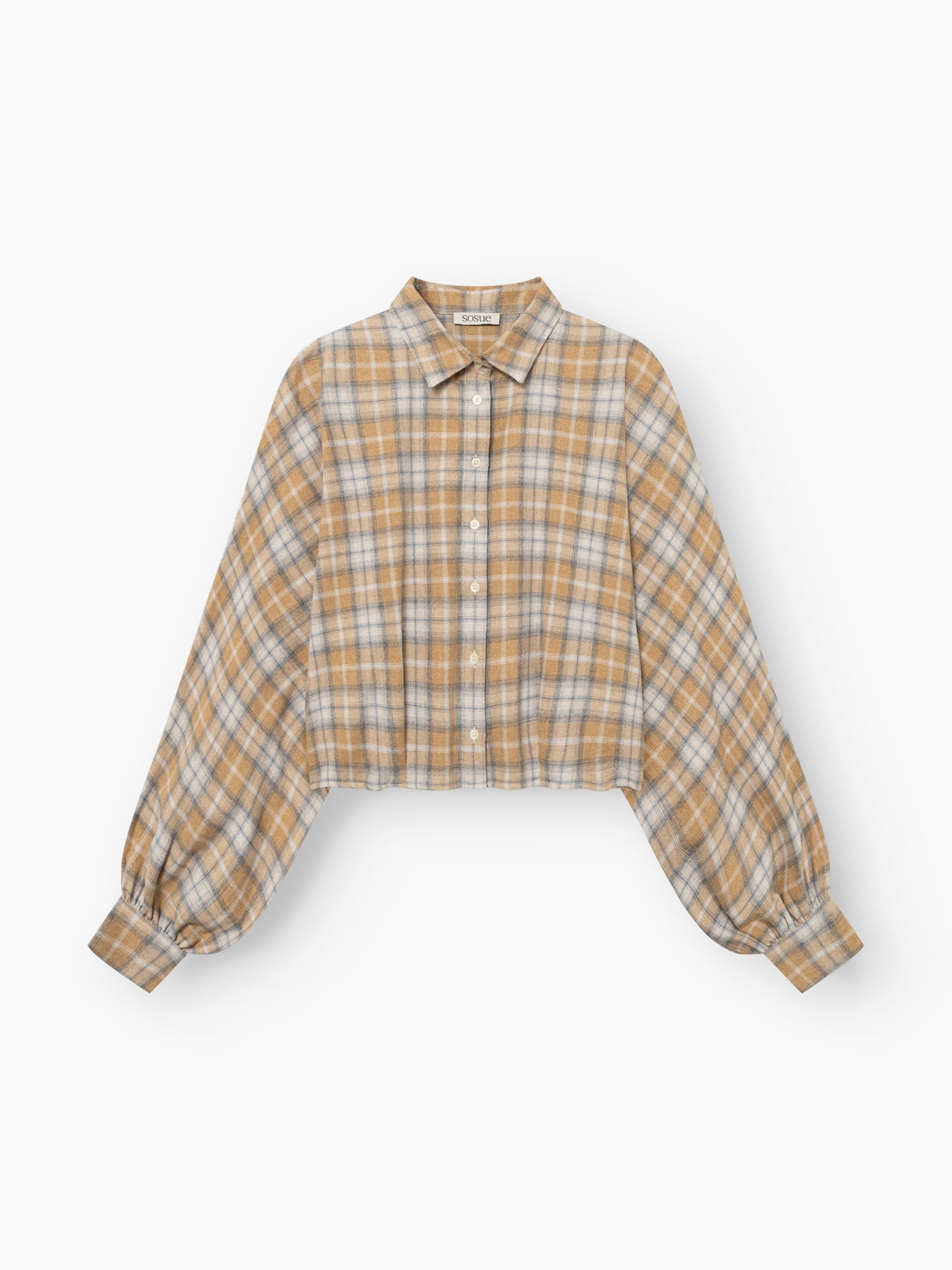 Die Bluse „Antonia Short Flanell Check“ ist eine kurz geschnittene Langarmbluse aus hochwertigem Flanell mit einem Karomuster in Beige, Weiß und Braun, einer Knopfleiste vorne, einem Kragen und breiten, gerafften Manschetten, die für einen stilvollen Look sorgen.
