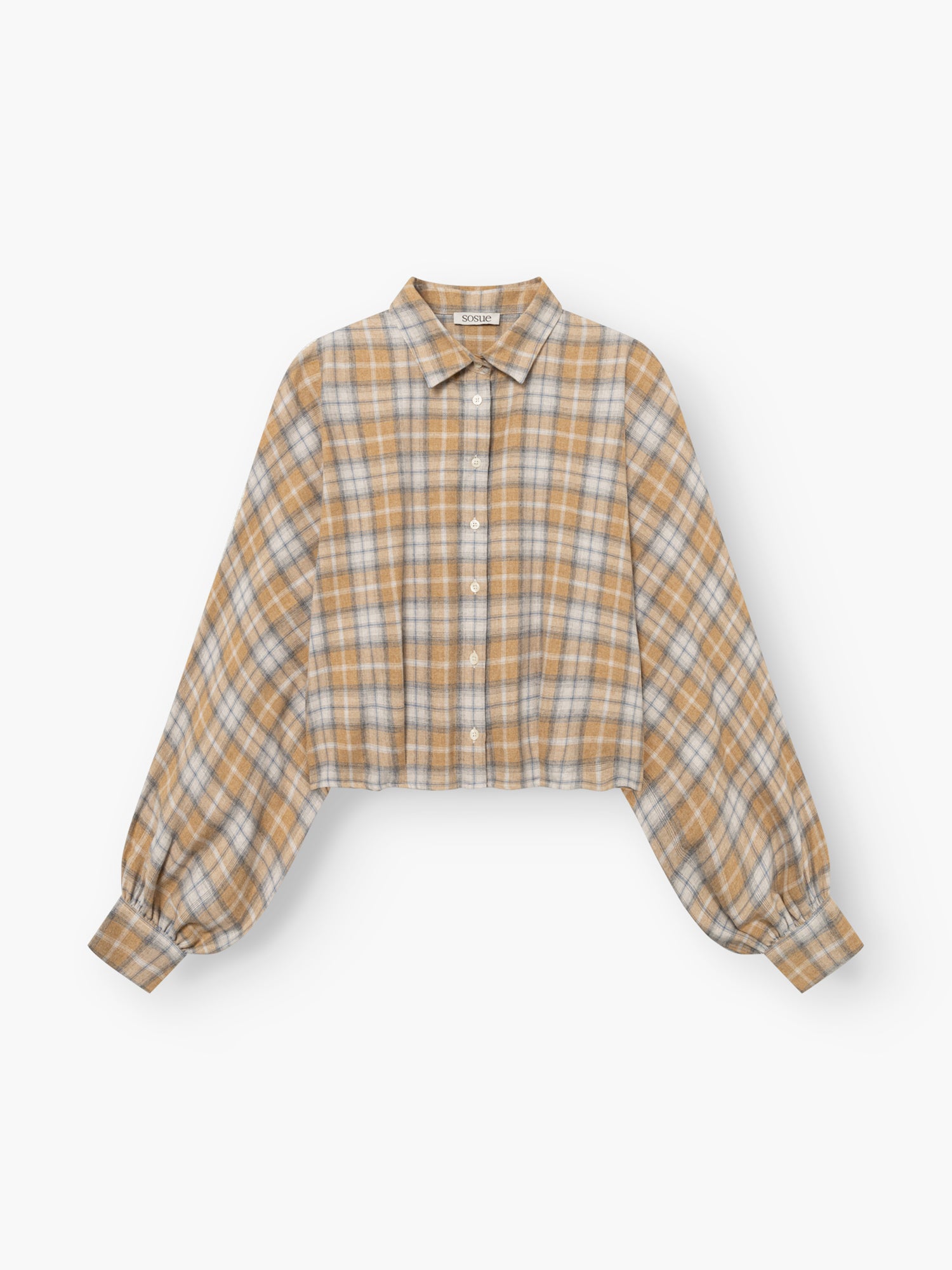 Die Bluse „Antonia Short Flanell Check“ ist eine kurz geschnittene Langarmbluse aus hochwertigem Flanell mit einem Karomuster in Beige, Weiß und Braun, einer Knopfleiste vorne, einem Kragen und breiten, gerafften Manschetten, die für einen stilvollen Look sorgen.