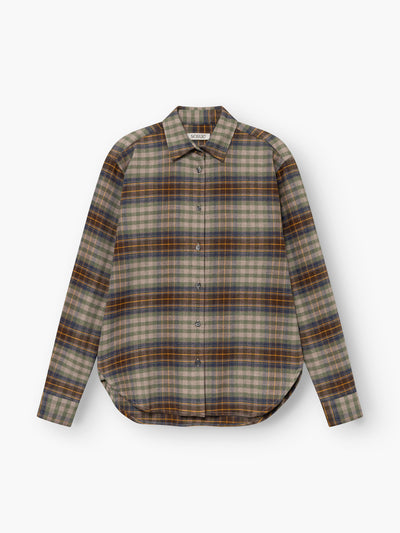 Bluse „Karoline Check“, eine langärmelige Knopfbluse mit Karomuster in Braun-, Grau- und Grüntönen auf weißem Hintergrund.