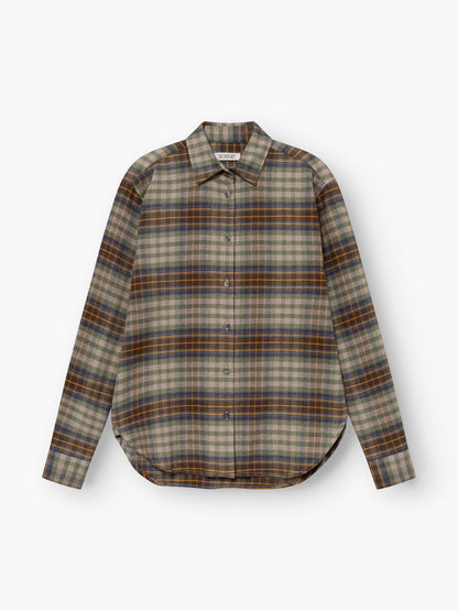 Bluse „Karoline Check“, eine langärmelige Knopfbluse mit Karomuster in Braun-, Grau- und Grüntönen auf weißem Hintergrund.