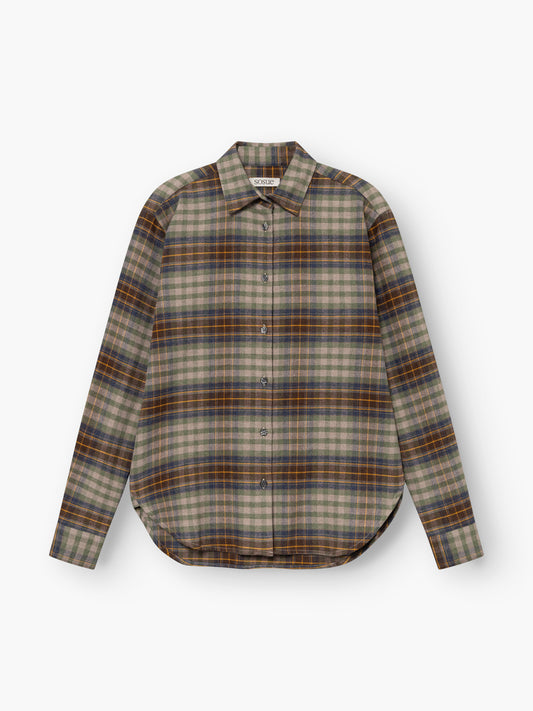 Bluse „Karoline Check“, eine langärmelige Knopfbluse mit Karomuster in Braun-, Grau- und Grüntönen auf weißem Hintergrund.