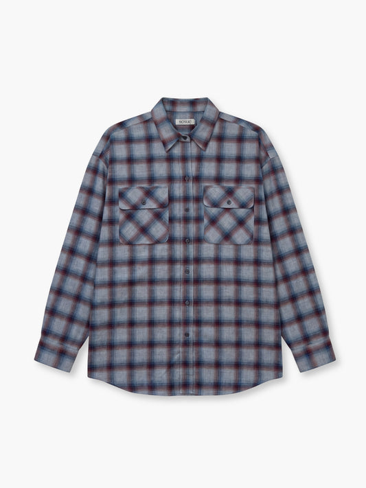 Das „Ted Flanell Check“ ist ein langärmeliges Baumwollflanellhemd mit Knopfleiste, einem blau-grau-roten Karomuster, zwei Brusttaschen mit geknöpften Patten und einem Kragen, abgebildet auf weißem Hintergrund.