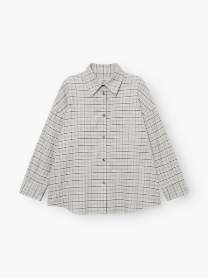 Ein langärmeliges Hemd mit Knopfleiste namens „Ted Flanell Check“ mit spitzem Kragen und grau-weißem Karomuster liegt flach auf einem weißen Hintergrund.