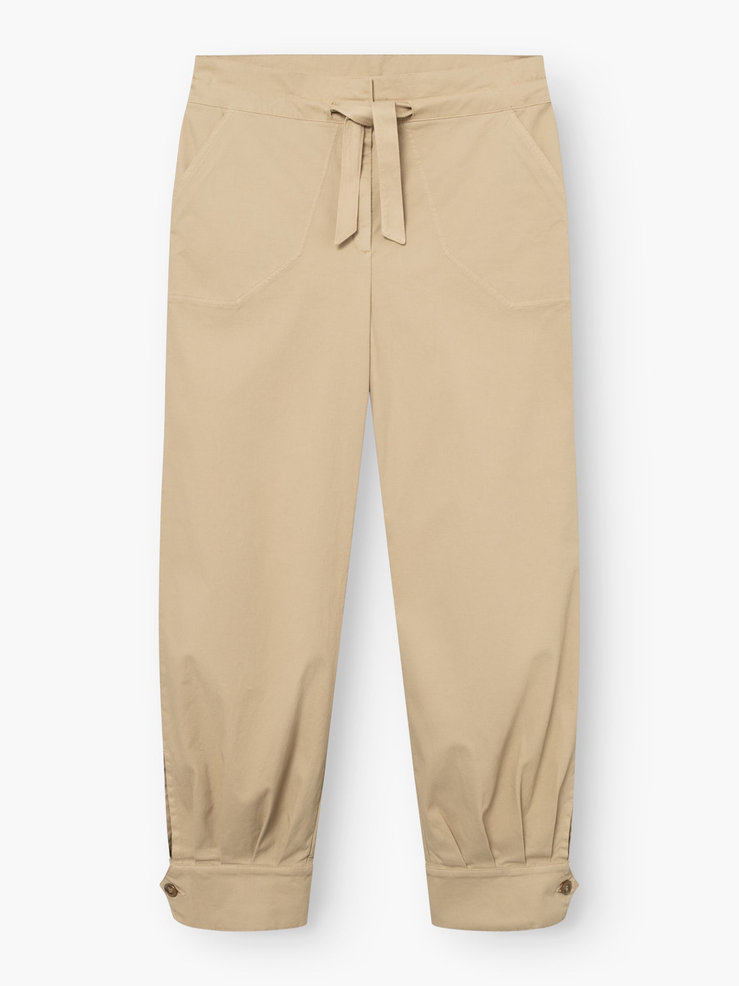 Beigefarbene „Love Pants“ mit Vordertaschen, einem Kordelzug am Bund und geknöpften Bündchen an den Knöcheln, flach auf einem weißen Hintergrund liegend.