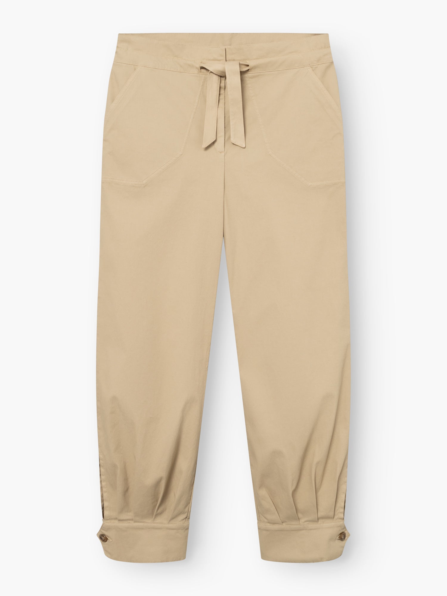 Beigefarbene „Love Pants“ mit Vordertaschen, einem Kordelzug am Bund und geknöpften Bündchen an den Knöcheln, flach auf einem weißen Hintergrund liegend.