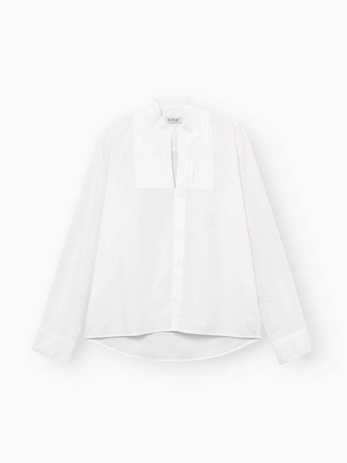 Die Bluse „Tuxedo“: Weiße Damenbluse mit langen Ärmeln, Stehkragen, plissierter Vorderseite und verdeckter Knopfleiste aus hochwertiger Baumwolle – stilvoll präsentiert vor weißem Hintergrund.
