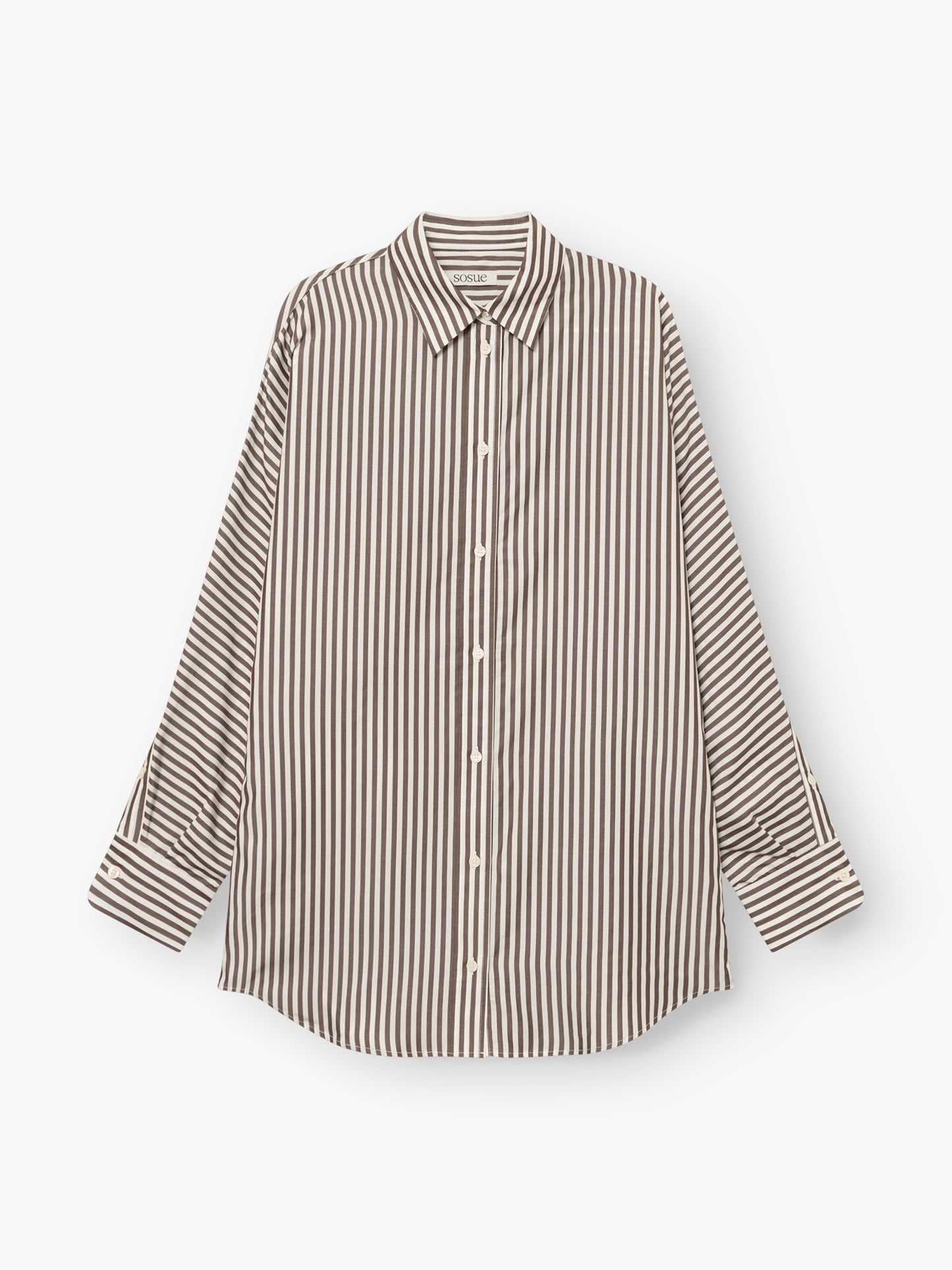 „Bluse Husband Big Stripes“, ein langärmeliges Hemd mit Knopfleiste und Oversize-Schnitt, besticht durch markante vertikale braune und weiße Streifen, einen spitzen Kragen und geknöpfte Manschetten. Das Hemd liegt flach auf einem weißen Hintergrund.