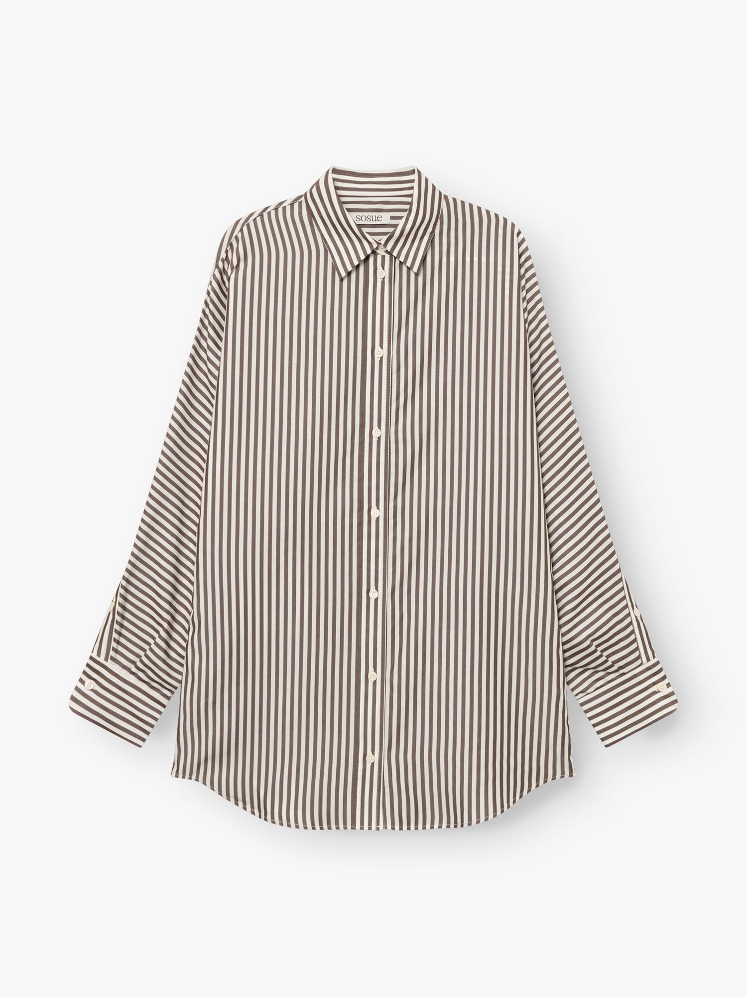 „Bluse Husband Big Stripes“, ein langärmeliges Hemd mit Knopfleiste und Oversize-Schnitt, besticht durch markante vertikale braune und weiße Streifen, einen spitzen Kragen und geknöpfte Manschetten. Das Hemd liegt flach auf einem weißen Hintergrund.