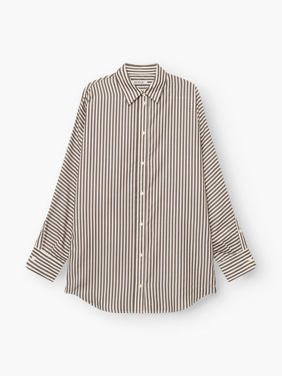 „Bluse Husband Big Stripes“, ein langärmeliges Hemd mit Knopfleiste und Oversize-Schnitt, besticht durch markante vertikale braune und weiße Streifen, einen spitzen Kragen und geknöpfte Manschetten. Das Hemd liegt flach auf einem weißen Hintergrund.