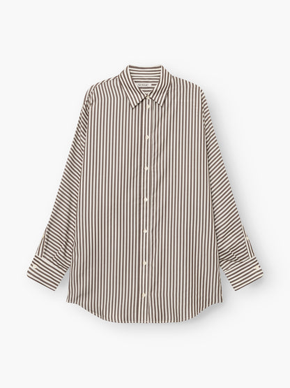 „Bluse Husband Big Stripes“, ein langärmeliges Hemd mit Knopfleiste und Oversize-Schnitt, besticht durch markante vertikale braune und weiße Streifen, einen spitzen Kragen und geknöpfte Manschetten. Das Hemd liegt flach auf einem weißen Hintergrund.