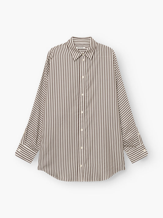 Die Bluse „Husband Big Stripes“ ist ein langärmeliges Hemd mit Knopfleiste, auffälligen vertikalen schwarz-weißen Streifen, einem spitzen Kragen und Manschetten, abgebildet vor weißem Hintergrund.