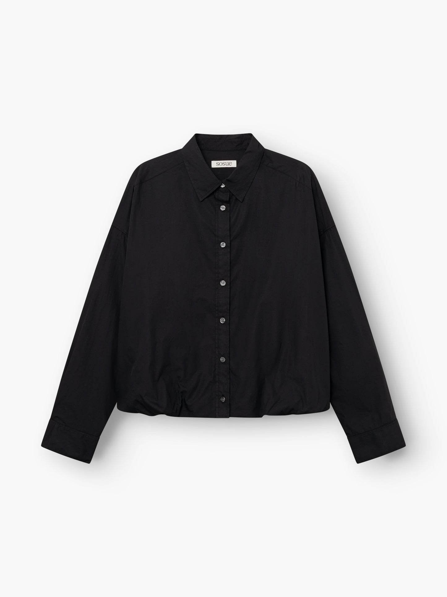 Die „Ballon Blouse Black“ ist ein schwarzes, langärmeliges Hemd mit Kragen und Knopfleiste, das locker sitzt und über ein Etikett im Kragen verfügt. Es wird vor einem schlichten weißen Hintergrund abgebildet.