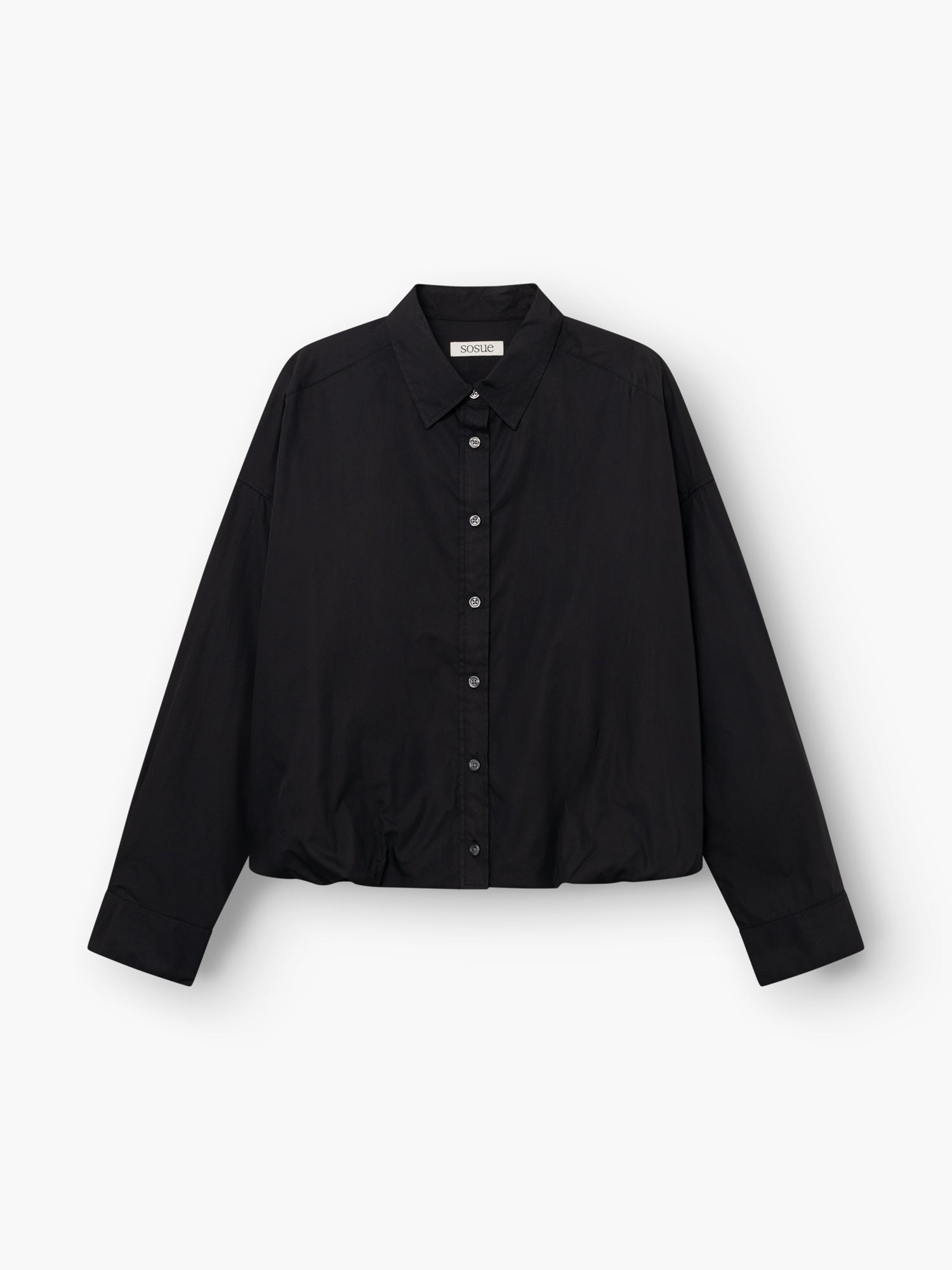 Die „Ballon Blouse Black“ ist ein schwarzes, langärmeliges Hemd mit Kragen und Knopfleiste, das locker sitzt und über ein Etikett im Kragen verfügt. Es wird vor einem schlichten weißen Hintergrund abgebildet.