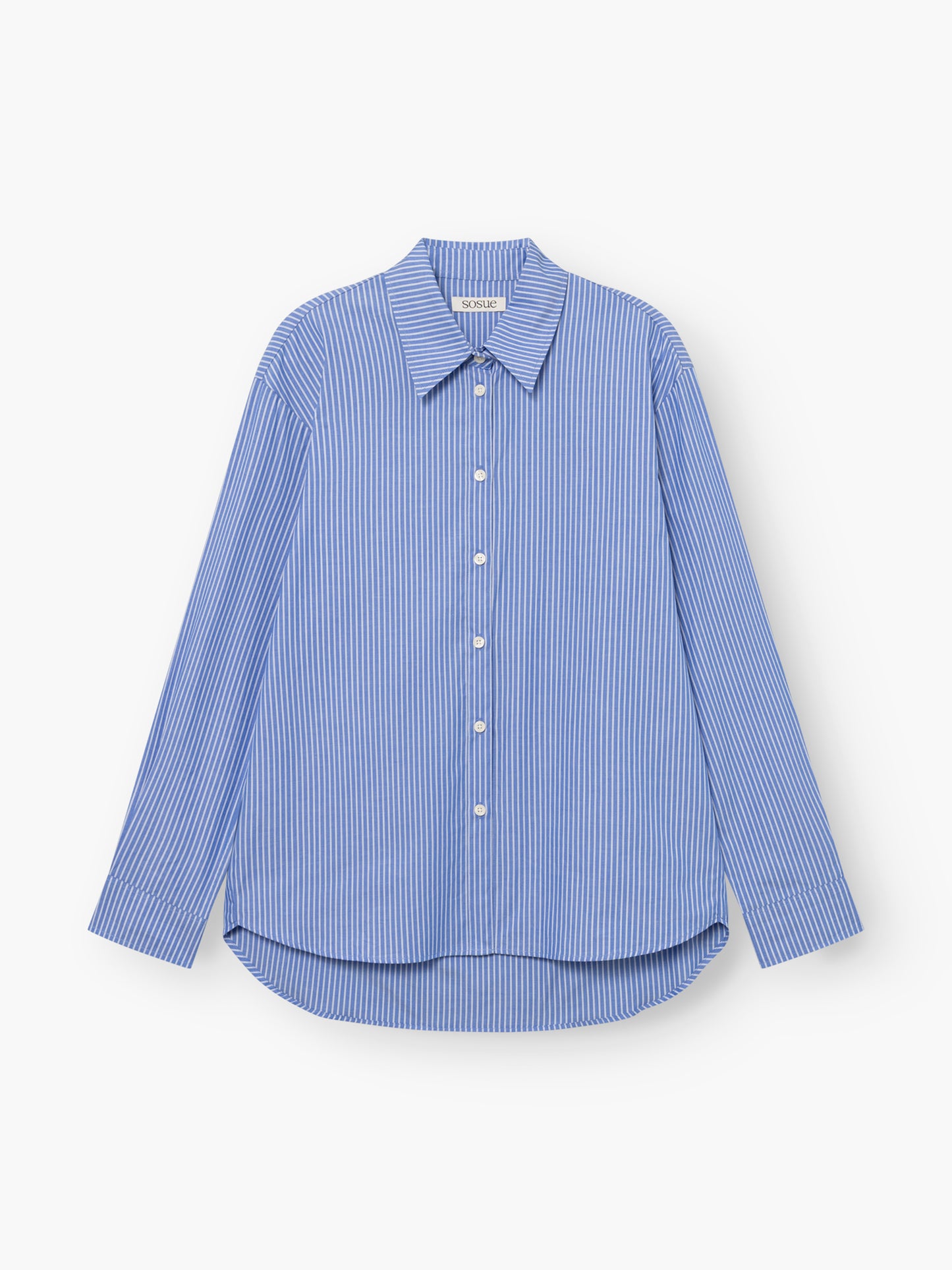 Bluse „Emily“, ein blau-weiß vertikal gestreiftes Langarmhemd mit Kragen und Knopfleiste, präsentiert vor einem schlichten weißen Hintergrund.