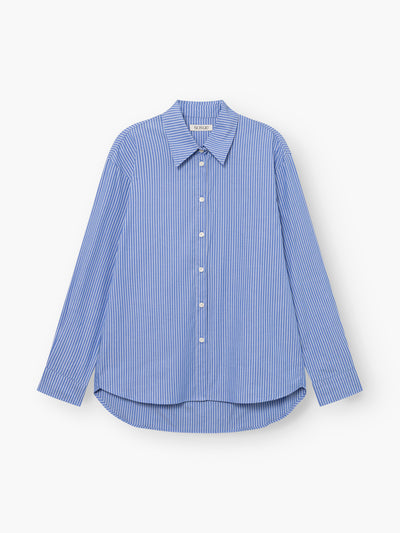 Bluse „Emily“, ein blau-weiß vertikal gestreiftes Langarmhemd mit Kragen und Knopfleiste, präsentiert vor einem schlichten weißen Hintergrund.
