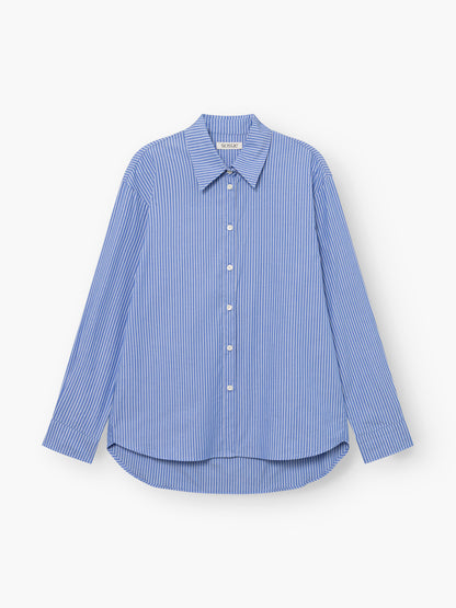 Bluse „Emily“, ein blau-weiß vertikal gestreiftes Langarmhemd mit Kragen und Knopfleiste, präsentiert vor einem schlichten weißen Hintergrund.