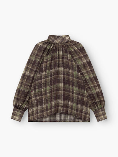 Die Bluse „Bow Check“ ist eine langärmelige Bluse mit hohem Kragen, die sich durch ein kariertes Muster in Braun, Grün und Creme auszeichnet und an Kragen und Manschetten geraffte Details aufweist; abgebildet ist sie vor weißem Hintergrund.
