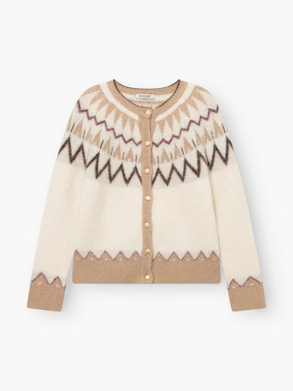 Gebürstete Norweger-Jacke in Offwhite und Beige, eine Strickjacke mit geometrischem Zickzackmuster am Ausschnitt und an den Ärmelbündchen, vorne mit goldenen Knöpfen verziert.
