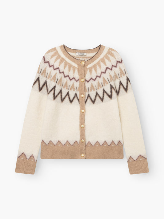 Gebürstete Norweger-Jacke in Offwhite und Beige, eine Strickjacke mit geometrischem Zickzackmuster am Ausschnitt und an den Ärmelbündchen, vorne mit goldenen Knöpfen verziert.
