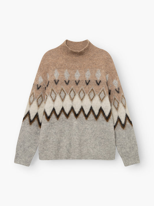 Der beige „Brushed Norweger“-Pullover besticht durch ein kuscheliges Strickdesign mit einem Rautenmuster in Braun, Weiß und Grau, langen Ärmeln und einem hochgeschlossenen, gerippten Halsausschnitt.