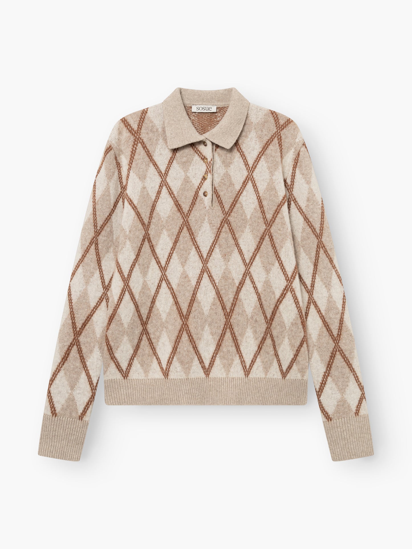 Der Pullover „Polo Diamond“ ist ein langärmeliger, beiger Pullover mit Kragen und drei Knöpfen, der mit einem braun-beigen Argyle-Rautenmuster verziert ist.