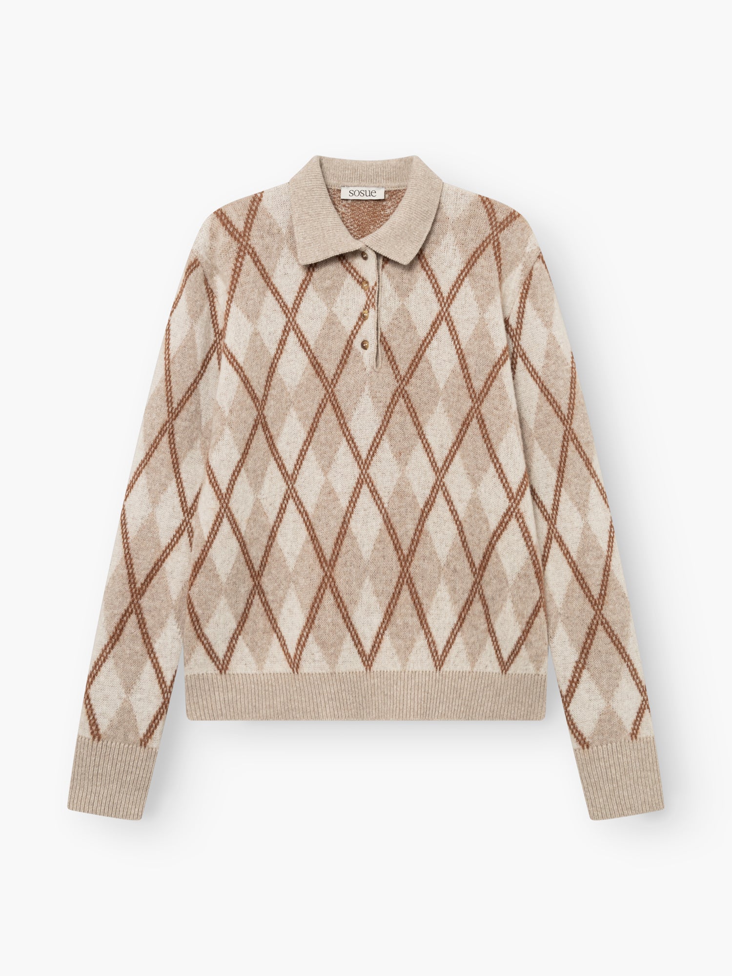 Der Pullover „Polo Diamond“ ist ein langärmeliger, beiger Pullover mit Kragen und drei Knöpfen, der mit einem braun-beigen Argyle-Rautenmuster verziert ist.