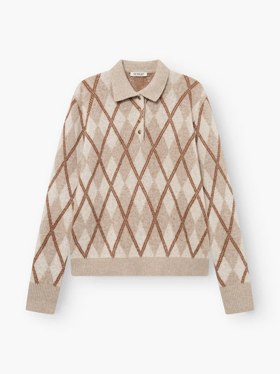 Der Pullover „Polo Diamond“ ist ein langärmeliger, beiger Pullover mit Kragen und drei Knöpfen, der mit einem braun-beigen Argyle-Rautenmuster verziert ist.