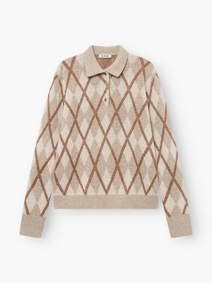 Der Pullover „Polo Diamond“ ist ein langärmeliger, beiger Pullover mit Kragen und drei Knöpfen, der mit einem braun-beigen Argyle-Rautenmuster verziert ist.