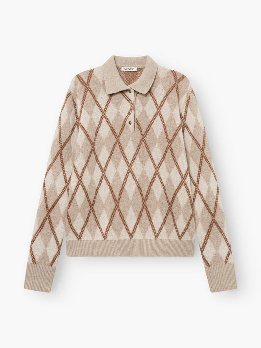 Der Pullover „Polo Diamond“ ist ein langärmeliger, beiger Pullover mit Kragen und drei Knöpfen, der mit einem braun-beigen Argyle-Rautenmuster verziert ist.