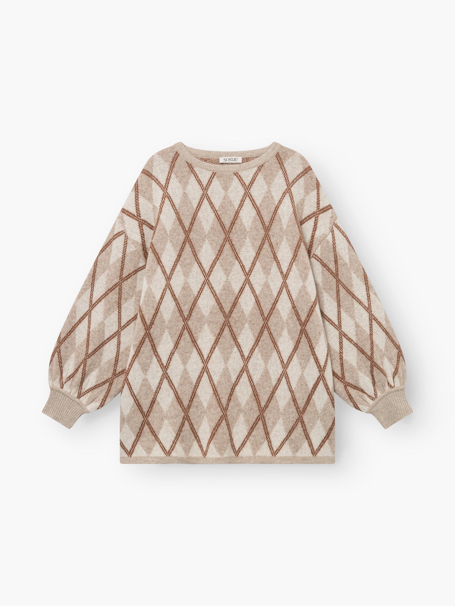 Pullover „Antonia Diamond“ in Beige mit einem braun-beigen Rautenmuster im Argyle-Stil, langen Ballonärmeln mit gerippten Bündchen und Rundhalsausschnitt, flach auf einem weißen Hintergrund liegend.