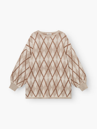 Pullover „Antonia Diamond“ in Beige mit einem braun-beigen Rautenmuster im Argyle-Stil, langen Ballonärmeln mit gerippten Bündchen und Rundhalsausschnitt, flach auf einem weißen Hintergrund liegend.