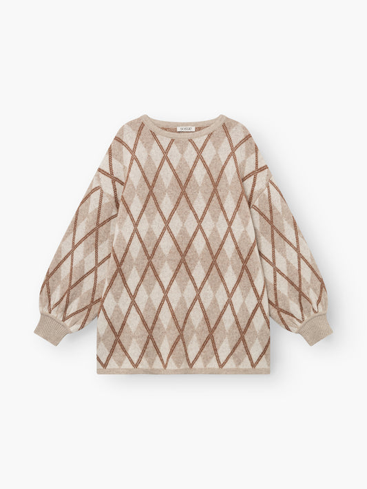 Pullover „Antonia Diamond“ in Beige mit einem braun-beigen Rautenmuster im Argyle-Stil, langen Ballonärmeln mit gerippten Bündchen und Rundhalsausschnitt, flach auf einem weißen Hintergrund liegend.