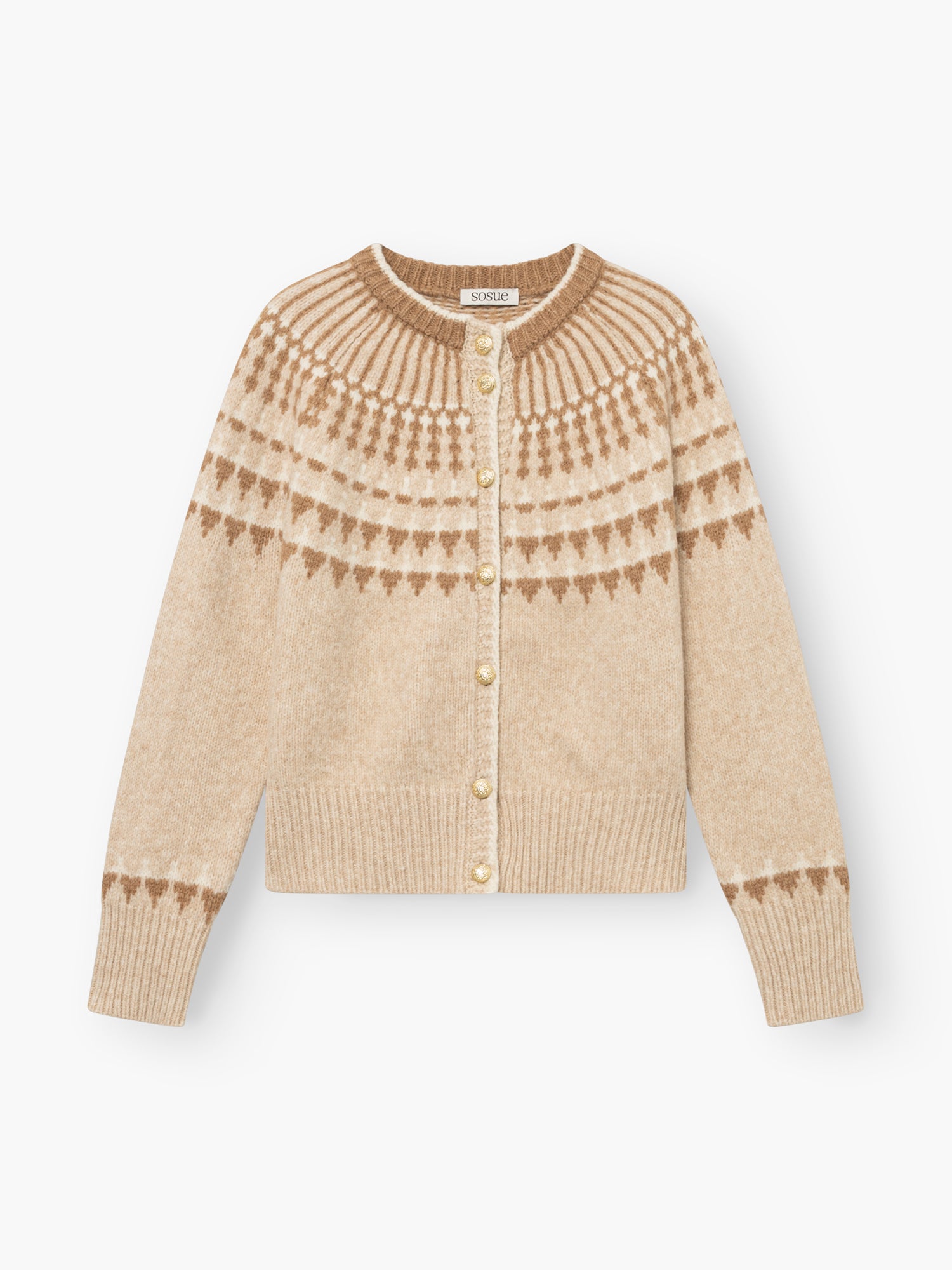 Die „Norweger Jacket Vol. 3“ ist eine beige Strickjacke mit Rundhalsausschnitt, Knopfleiste vorne und braunen geometrischen Mustern im Schulterbereich und an den Ärmelbündchen.