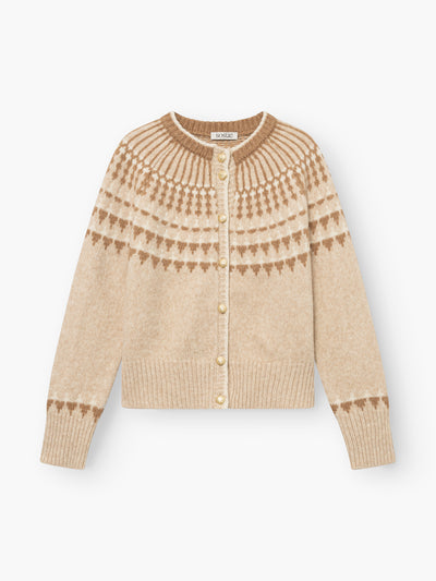 Die „Norweger Jacket Vol. 3“ ist eine beige Strickjacke mit Rundhalsausschnitt, Knopfleiste vorne und braunen geometrischen Mustern im Schulterbereich und an den Ärmelbündchen.