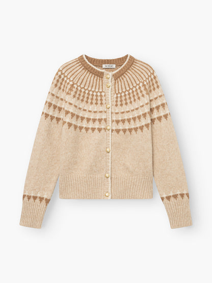 Die „Norweger Jacket Vol. 3“ ist eine beige Strickjacke mit Rundhalsausschnitt, Knopfleiste vorne und braunen geometrischen Mustern im Schulterbereich und an den Ärmelbündchen.