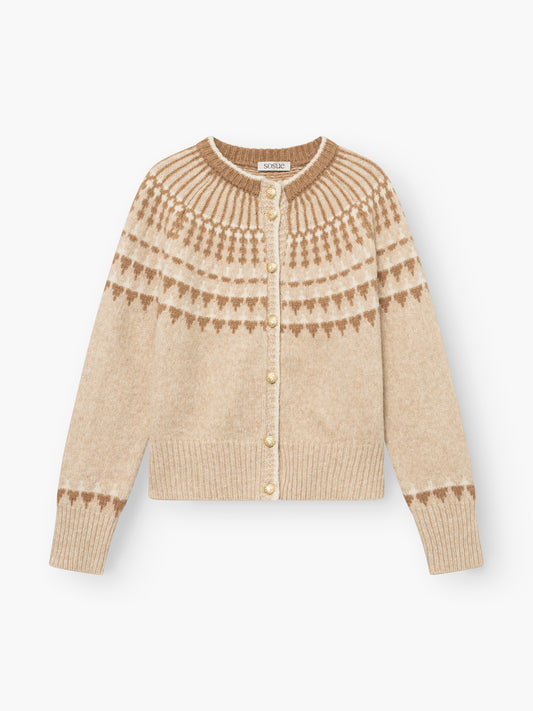 Die „Norweger Jacket Vol. 3“ ist eine beige Strickjacke mit Rundhalsausschnitt, Knopfleiste vorne und braunen geometrischen Mustern im Schulterbereich und an den Ärmelbündchen.
