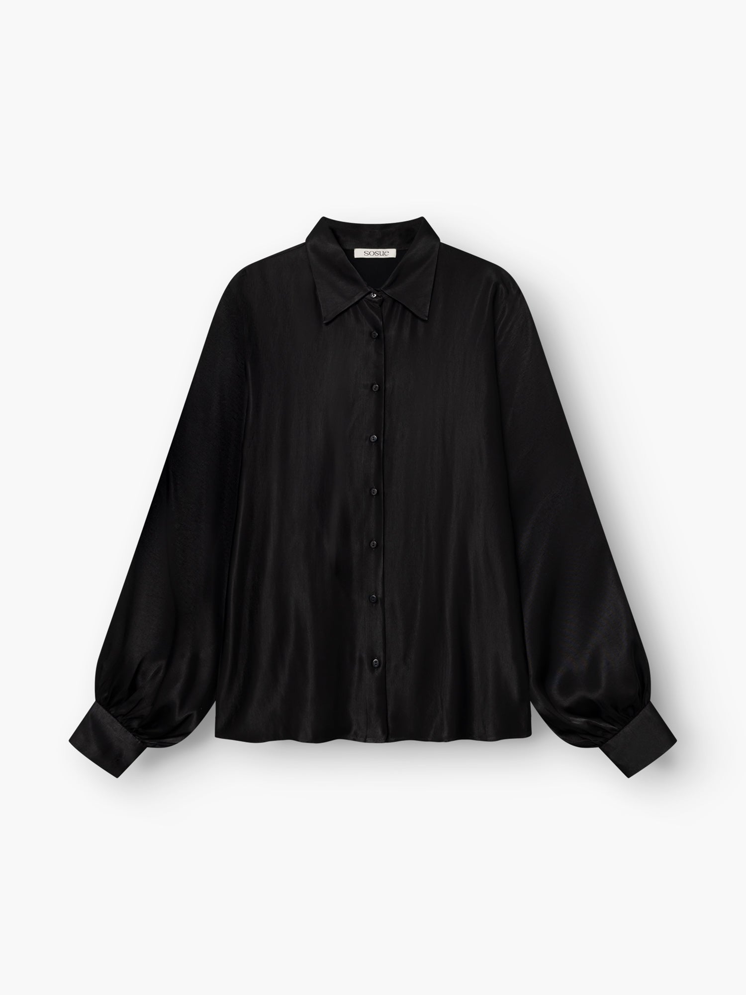 Die Bluse „Antonia Shiny Black One Size“ ist eine schwarze, langärmelige Bluse mit Knopfleiste vorne, Kragen und breiten Manschetten, die vor einem schlichten weißen Hintergrund abgebildet ist.