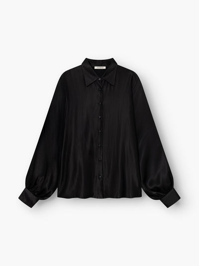 Die Bluse „Antonia Shiny Black One Size“ ist eine schwarze, langärmelige Bluse mit Knopfleiste vorne, Kragen und breiten Manschetten, die vor einem schlichten weißen Hintergrund abgebildet ist.