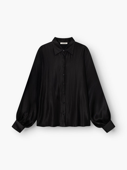 Die Bluse „Antonia Shiny Black One Size“ ist eine schwarze, langärmelige Bluse mit Knopfleiste vorne, Kragen und breiten Manschetten, die vor einem schlichten weißen Hintergrund abgebildet ist.