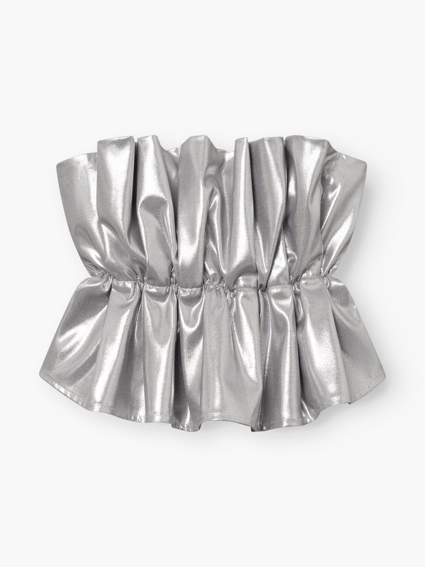 Ein glänzendes, silbermetallisches Stoffband mit gerafften, gerüschten Falten, entworfen als „Pleat Top Silber“, vor weißem Hintergrund.