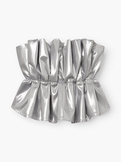 Ein glänzendes, silbermetallisches Stoffband mit gerafften, gerüschten Falten, entworfen als „Pleat Top Silber“, vor weißem Hintergrund.