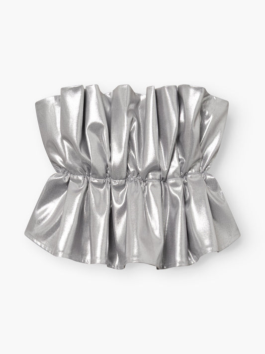 Ein glänzendes, silbermetallisches Stoffband mit gerafften, gerüschten Falten, entworfen als „Pleat Top Silber“, vor weißem Hintergrund.