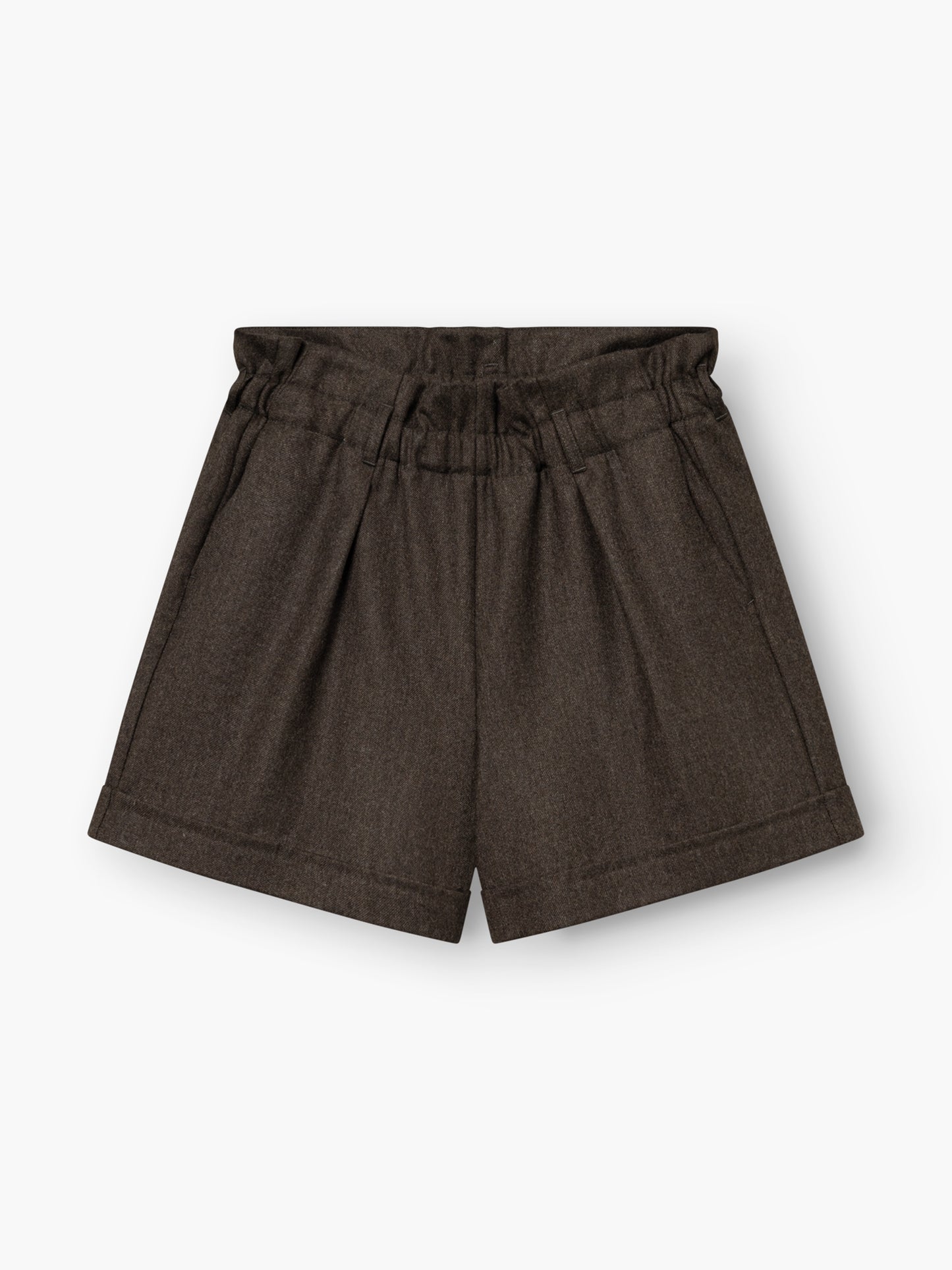 Braune „Boxy Shorts“ von Flanell in Dunkelbraun, mit hoher Taille, gerafftem, elastischem Bund, Falten auf der Vorderseite und umgeschlagenen Säumen, vor weißem Hintergrund abgebildet.