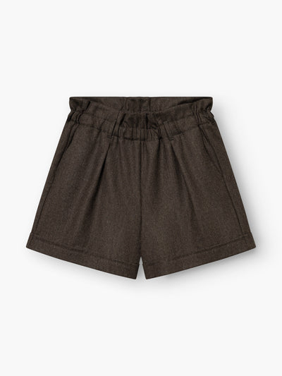 Braune „Boxy Shorts“ von Flanell in Dunkelbraun, mit hoher Taille, gerafftem, elastischem Bund, Falten auf der Vorderseite und umgeschlagenen Säumen, vor weißem Hintergrund abgebildet.
