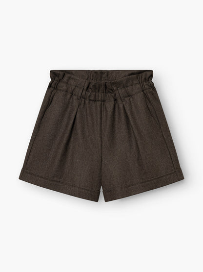 Braune „Boxy Shorts“ von Flanell in Dunkelbraun, mit hoher Taille, gerafftem, elastischem Bund, Falten auf der Vorderseite und umgeschlagenen Säumen, vor weißem Hintergrund abgebildet.
