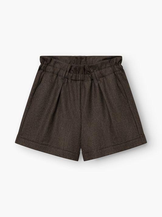 Braune „Boxy Shorts“ von Flanell in Dunkelbraun, mit hoher Taille, gerafftem, elastischem Bund, Falten auf der Vorderseite und umgeschlagenen Säumen, vor weißem Hintergrund abgebildet.