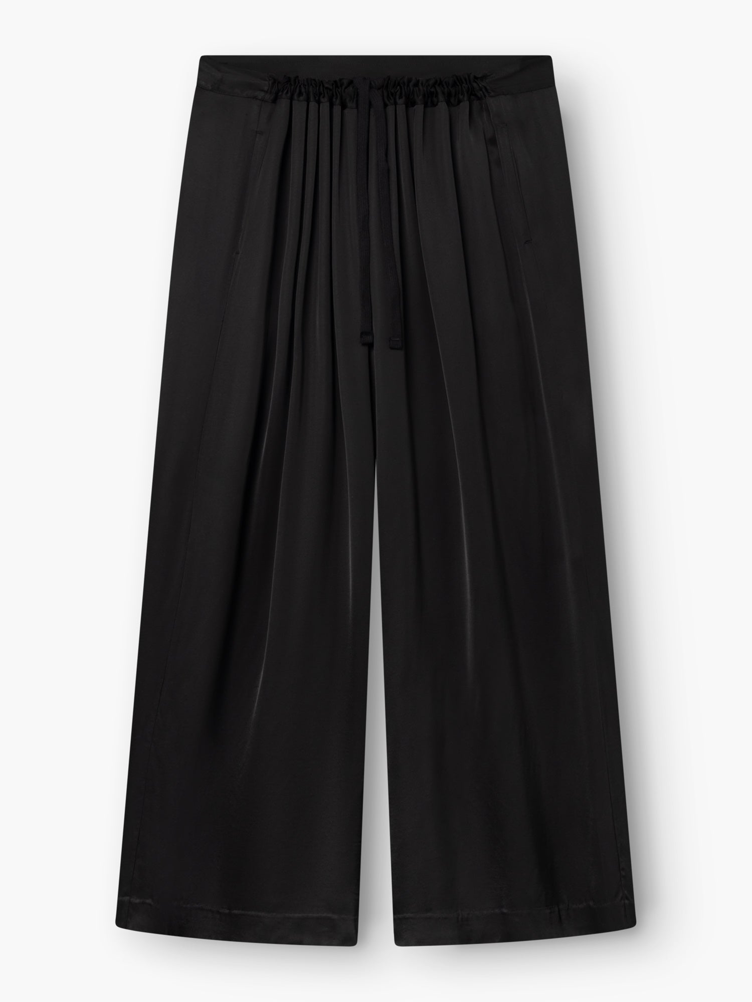 Die schwarze Oversize-Hose besticht durch einen leichten, glänzenden Stoff und einen bequemen, elastischen Bund mit Kordelzug. Diese schwarze Hose hat ein lockeres, fließendes, weit geschnittenes Bein und ist im Taillenbereich mit Falten verziert, die für einen zusätzlichen stilvollen Akzent sorgen.