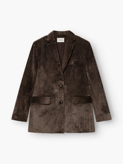 Der Blazer „Alice“, ein brauner Cordblazer mit fallendem Revers, zwei Knöpfen, einer Brusttasche und zwei Pattentaschen vorne, wird vor einem weißen Hintergrund präsentiert.