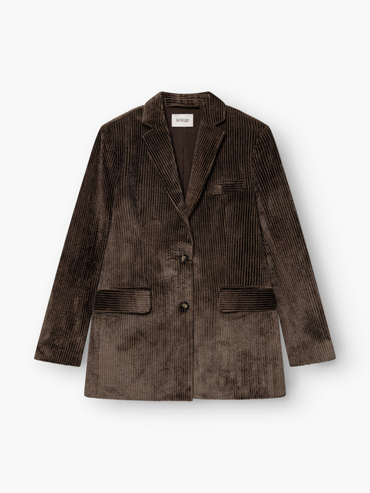 Der Blazer „Alice“, ein brauner Cordblazer mit fallendem Revers, zwei Knöpfen, einer Brusttasche und zwei Pattentaschen vorne, wird vor einem weißen Hintergrund präsentiert.
